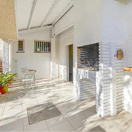 Holiday home Pet Friendly In With Kitchen